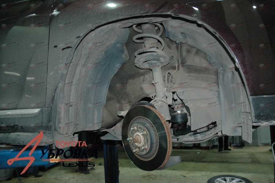 Toyota Highlander - Демонтируем суппорт и тормозной диск