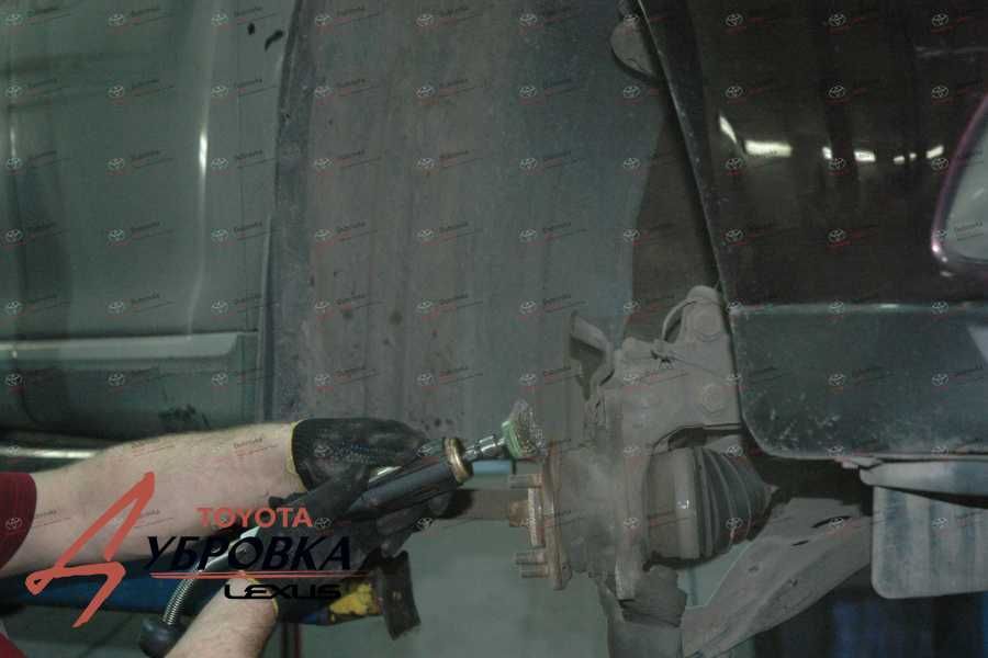 Toyota Highlander - Ступицу колеса очищаем от коррозии