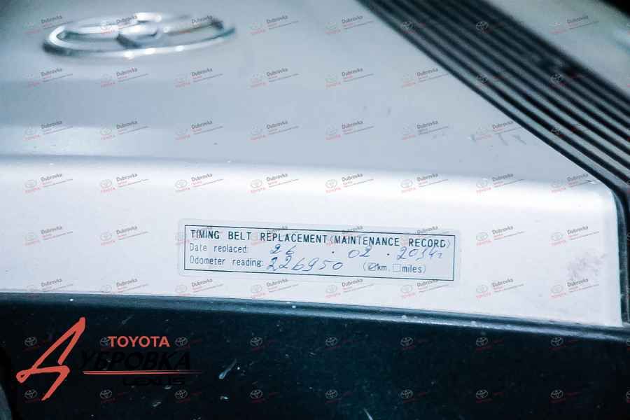 Наклейка на двигателе V8 Toyota Land Cruiser 100