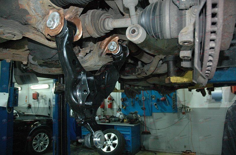 Процесс демонтажа рычагов передней подвески Toyota Land Cruiser Prado 120