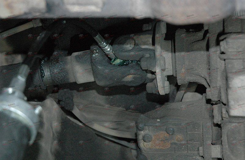 Процесс демонтажа рычагов передней подвески Toyota Land Cruiser Prado 120