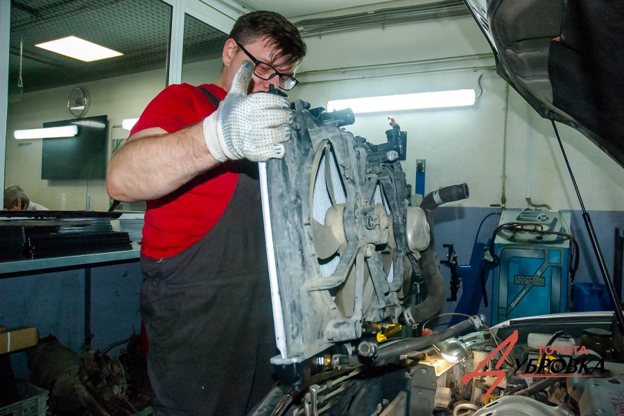 Замена радиатора охлаждения двигателя на автомобиле Toyota Camry V40 - фото 7